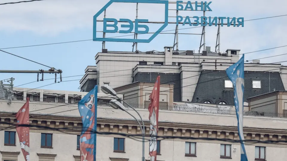Государственный банк ВЭБ объявил о сокращении расходов и увольнении 15% сотрудников в рамках приведения бюджета к показателям 2027 года. Сокращения коснутся и дочерних структур.
