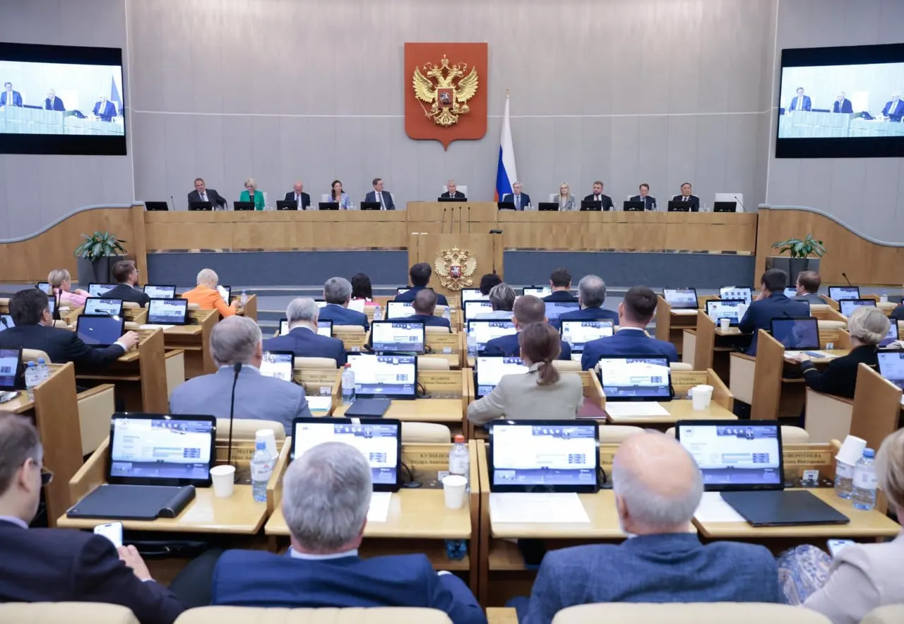 Анализ данных системы обеспечения законодательной деятельности показывает: инициативы кабинета министров проходят в Госдуме значительно чаще, чем депутатские. Около 21,5% законопроектов восьмого созыва остаются нерешёнными и перейдут к новому парламенту.