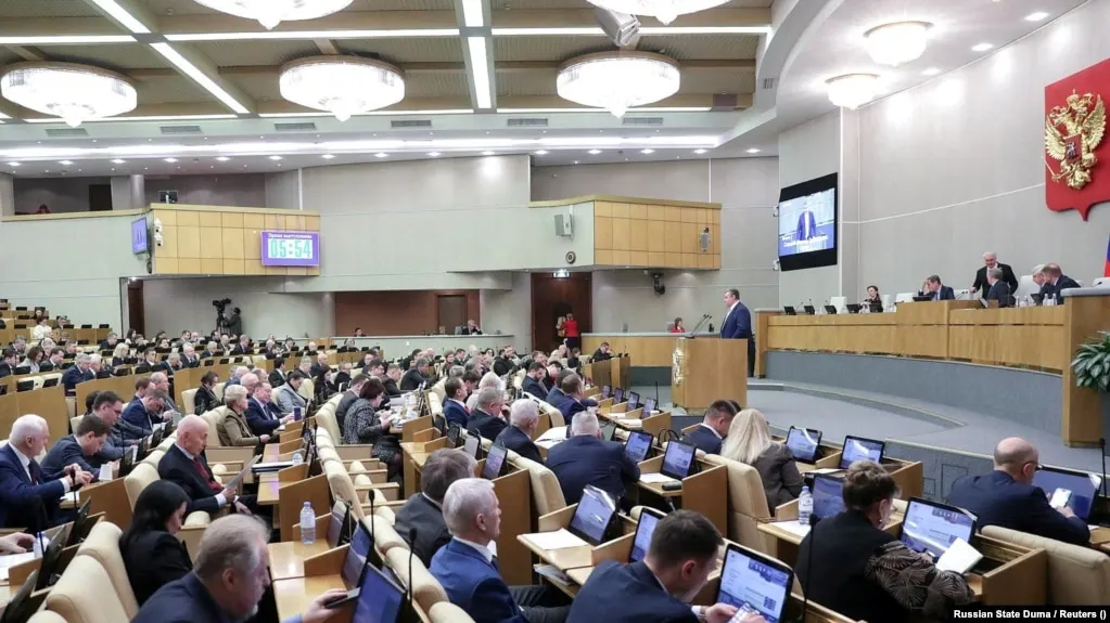 Депутаты рассмотрят во втором чтении поправки, которые запрещают уехавшим из страны лицам, привлечённым по ряду уголовных и политических административных статей, пользоваться консульскими услугами, распоряжаться деньгами и имуществом в России; ко второму чтению проект стал строже.