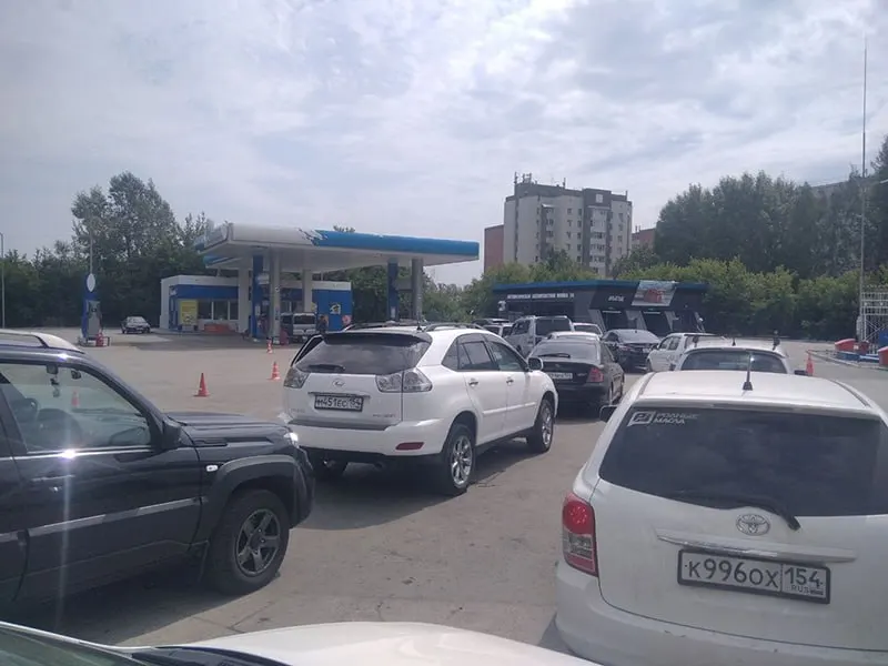 Дефицит бензина в ряде сибирских регионов приводит к многочасовым очередям на АЗС, введению графиков по чётности номеров и выдаче талонов для льготных категорий.