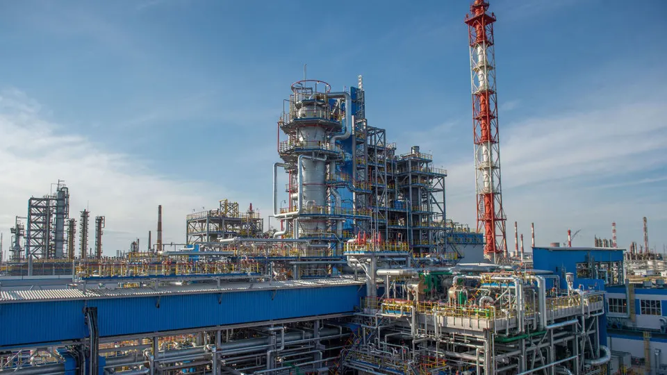 Нефтепереработка на крупнейшем заводе республики Башкортостан приостановлена с 14 июля после повреждений в результате удара беспилотников. Возобновление работы может занять недели или месяцы; это уже пятая крупная остановка НПЗ в июле и существенно сокращает объёмы переработки в России.