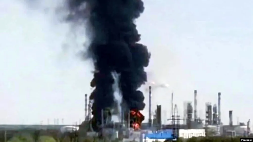 25 июля на Тюменском нефтеперерабатывающем заводе произошёл пожар после атаки: остановлена переработка нефти, сроки возобновления работ пока не названы.