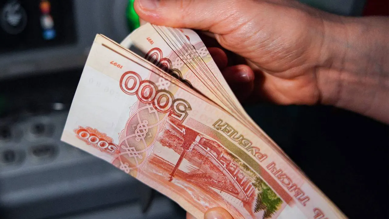 Следствие полагает, что руководитель консультативно-диагностического центра присвоил средства ОМС и легализовал их через фиктивные договоры; на его имущество наложен арест.