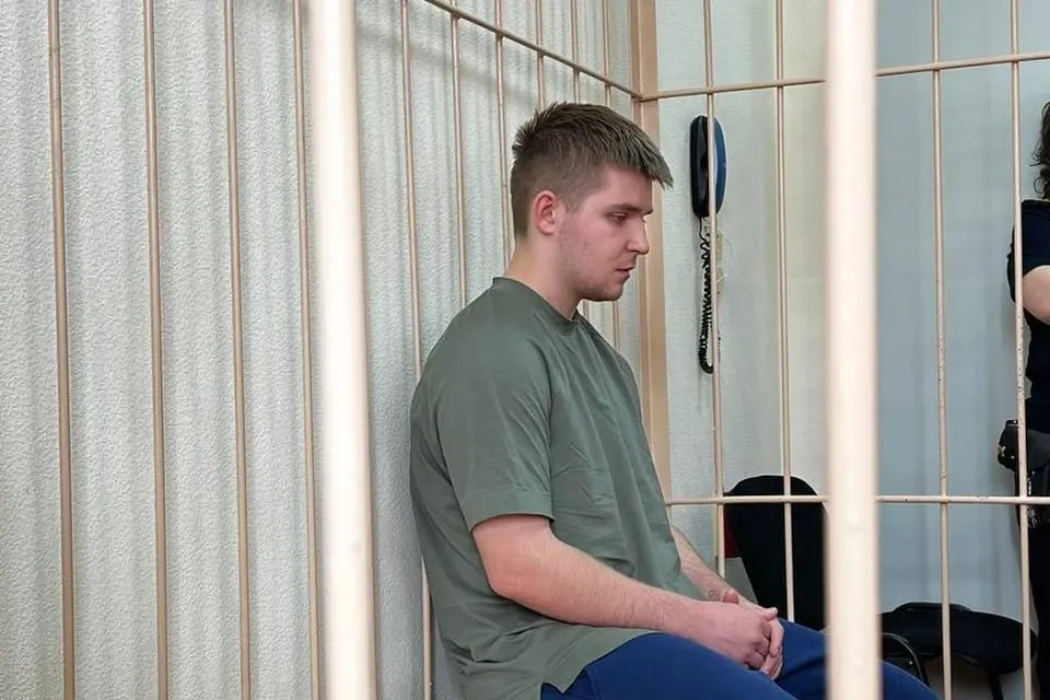 Центральный районный суд Новосибирска признал виновным Никиту Заставнюка: пьяный водитель на BMW X6 проехал на красный и столкнулся с Hyundai, в аварии погибли три человека; виновнику назначили колонию-поселение и лишили прав на два года.
