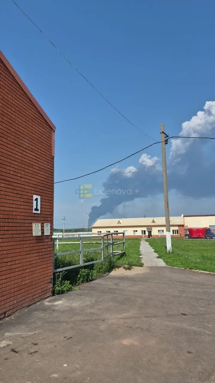 В результате ночных атак беспилотников в нескольких регионах России произошли пожары и разрушения: в Воронежской области погиб трёхлетний мальчик, зафиксированы повреждения складов маркетплейсов и энергетических объектов.