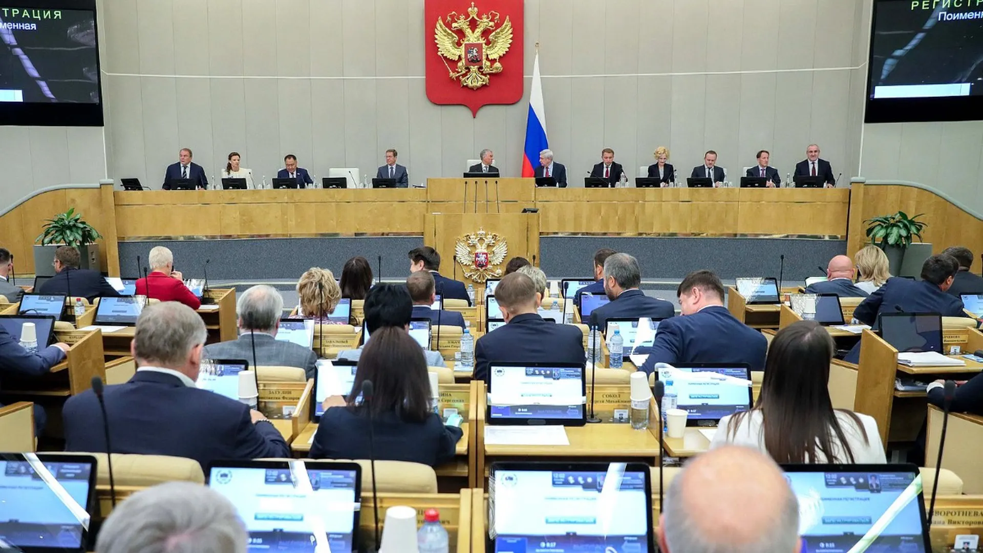 Совет Госдумы рекомендовал включить в повестку заседания 22 июля два законопроекта о мерах в отношении лиц, уклоняющихся от исполнения наказания за пределами России. В документах — запреты на онлайн-банкинг, консульные услуги и распоряжение имуществом.