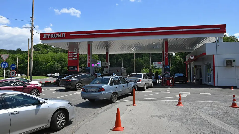 Цена белорусского бензина АИ‑92 для поставок в Россию за неделю выросла на 6% и с начала мая увеличилась в 1,8 раза — на фоне падения производства топлива и ограничений в ряде регионов.