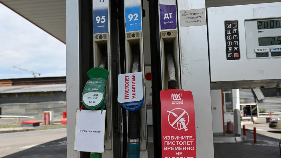 Из‑за дефицита и подорожания топлива на маркетплейсах и в объявлениях появились сотни лотов АЗС — от единичных заправок до сетей. Владельцы и компании вынуждены распродавать станции или приостанавливать работу.