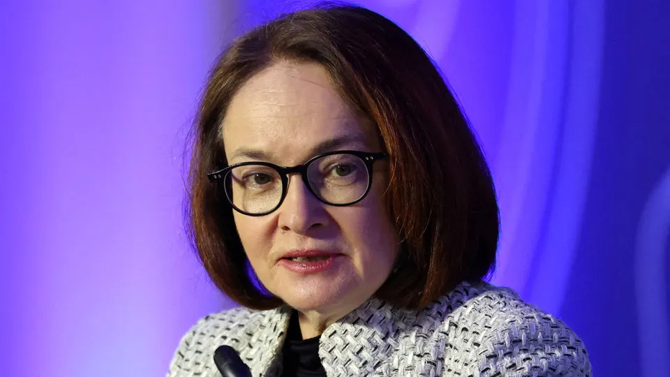 Совет директоров Банка России уменьшил ключевую ставку с 14,25% до 14%. Регулятор допускает паузы в снижении в зависимости от динамики инфляции и оценки рисков; средняя ставка до конца года ожидается в пределах 13,7–14%.
