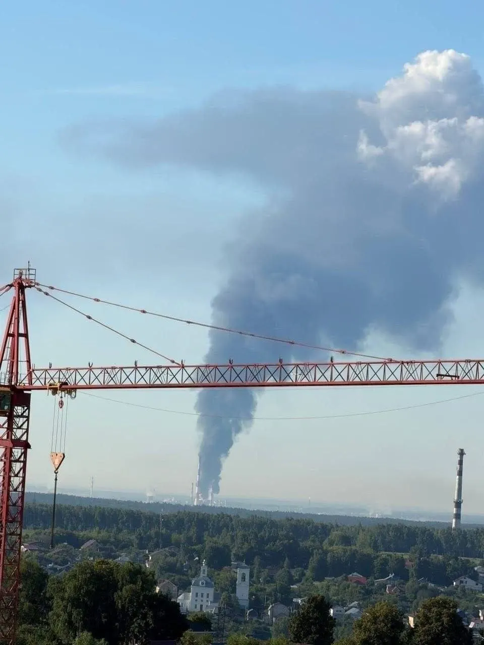 Ночью 2 июля беспилотники нанесли удар по Кстовскому НПЗ в Нижегородской области. Один человек погиб, ещё четверо ранены. Завод был основным поставщиком бензина в Чувашию — возможны сбои в снабжении и рост цен на АЗС.