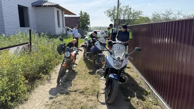 В ходе рейда по мототранспорту в Барнауле выявили 16 нарушений: девять человек управляли без прав, один — несовершеннолетний. Десять мотоциклов отправили на штрафстоянку.
