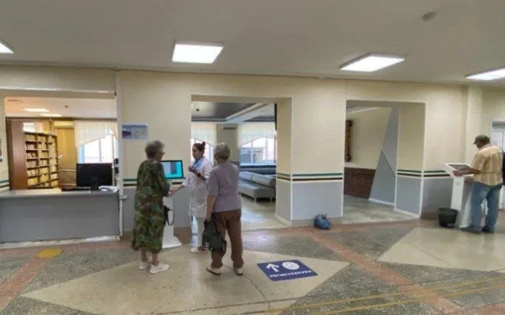 В Республиканской клинической больнице завершён ремонт поликлиники: обновили зал ожидания, открыли кафе правильного питания и запустили Центр здорового долголетия.