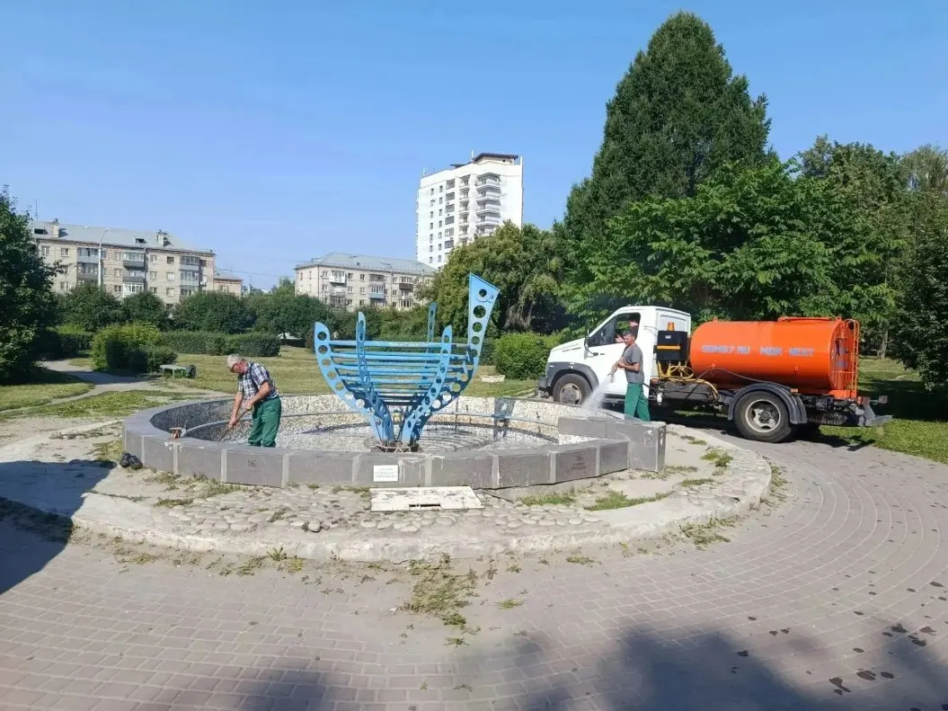 Коммунальщики обновляют воду и промывают чаши фонтанов в разных районах города — в публикации расписание работ на ближайшие дни.