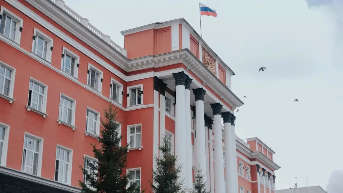 Утром 21 июля из здания Алтайского краевого суда в Барнауле эвакуировали сотрудников и посетителей после анонимного сообщения о минировании; на месте работают специалисты и правоохранительные органы.