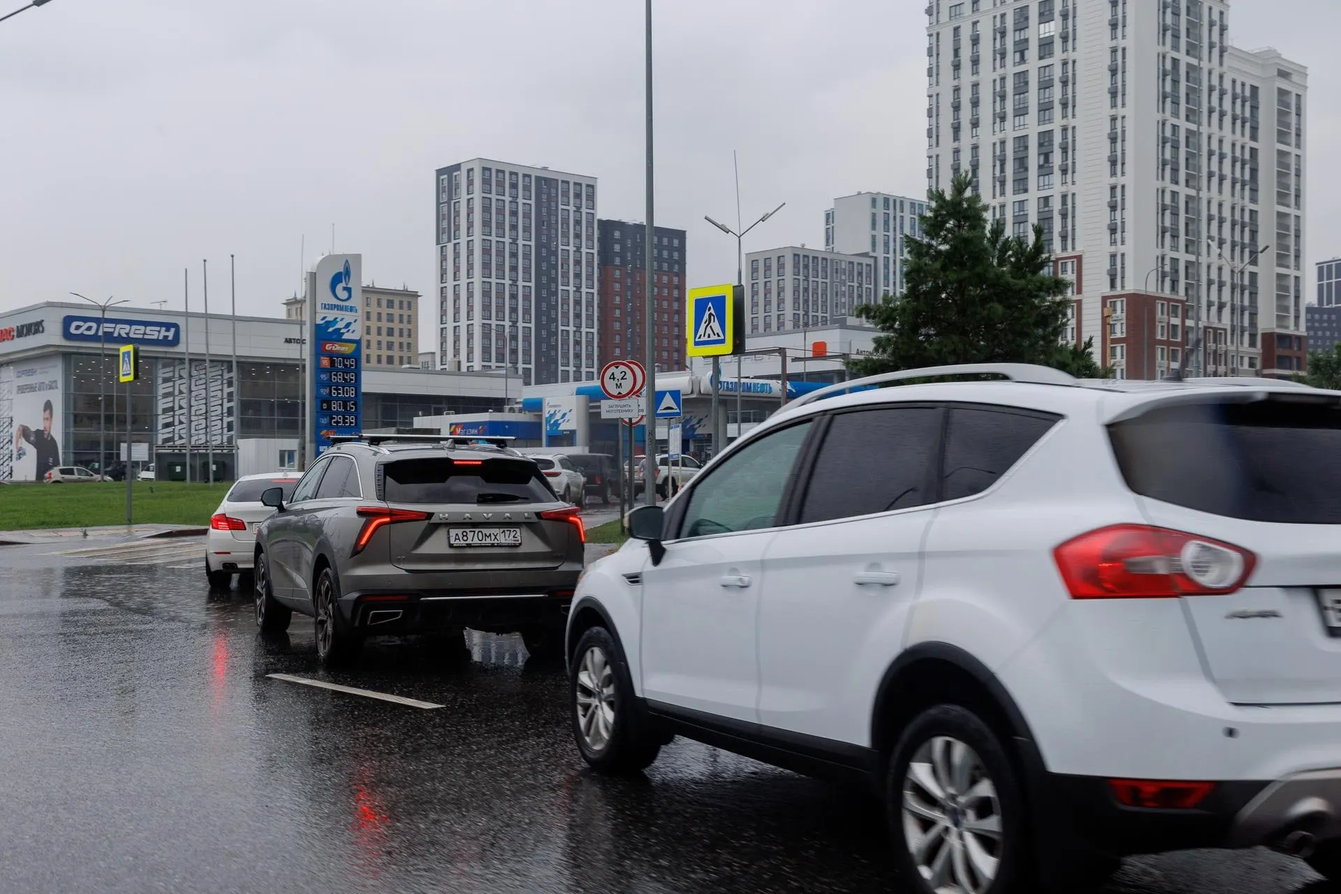 Власти ввели запрет на экспорт дизельного топлива, чтобы защитить внутренний рынок и сдержать рост цен. Эксперт Фролов считает решение логичным, но вынужденным и временным.