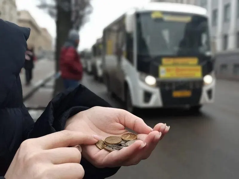 Тарифы на общественный транспорт в Барнауле не будут пересматривать в ближайшее время: перевозчики с предложениями не обращались, следующее изменение возможно не ранее мая 2027 года.