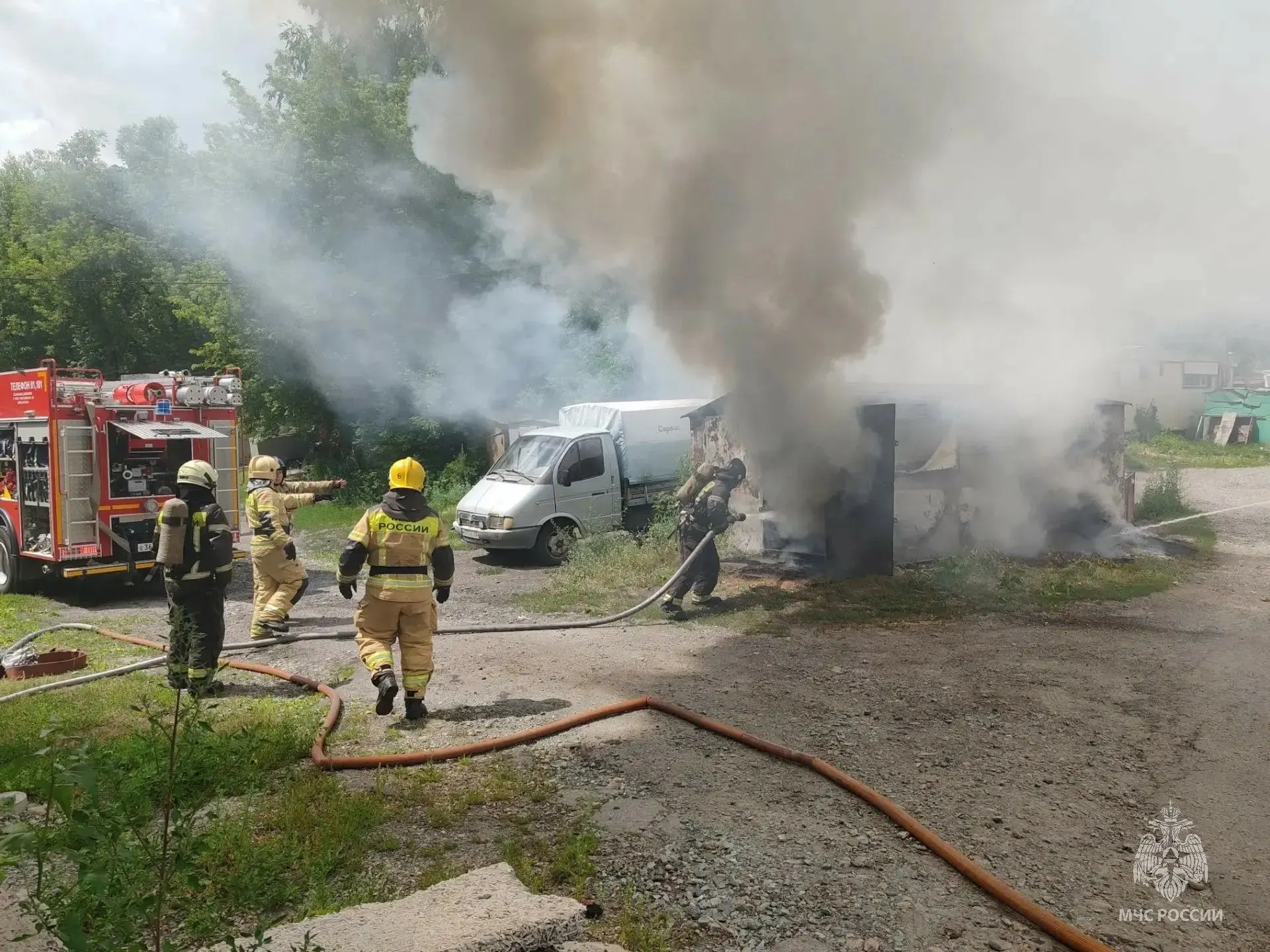 Два металлических гаража загорелись в Барнауле; пожар оперативно локализовали 16 пожарных, пострадавших нет, причины возгорания выясняются.