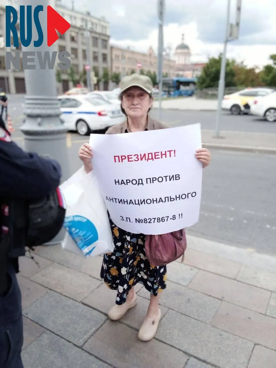 На Старой площади в Москве задержали Наталью Шамину — она вышла на одиночный пикет против законопроекта о передаче региональным властям права снимать памятники с государственной охраны.