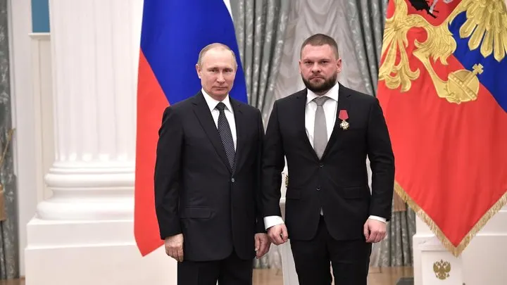 В официальной декларации одного из первых трёх кандидатов «ЕР» указаны акции Apple, Intel и других зарубежных компаний. В партии заявили, что к моменту подачи документов иностранные активы были отчуждены.