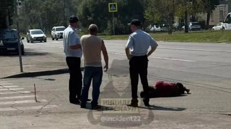 На Змеиногорском тракте подросток съехал в кювет и врезался в столб. Дознание не выявило прямого столкновения с автомобилем, водителю выписан штраф за выезд на встречную полосу, уголовного дела нет.