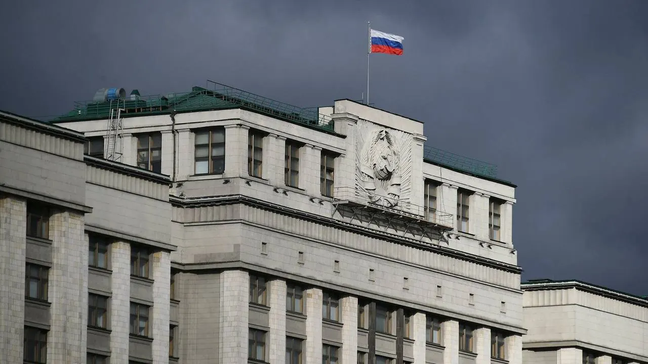 Госдума рассматривает законопроект, который вводит широкий набор ограничений для россиян, покинувших страну: от запрета на некоторые госуслуги и блокировки банковских сервисов до заморозки имущества и внесения в реестр Минюста.