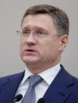 Вице‑премьер Александр Новак сообщил, что на штабе по топливному рынку принято решение продлить запрет на экспорт бензина для производителей и непроизводителей; экспорт дизеля планируют отменять по мере восстановления рынка.