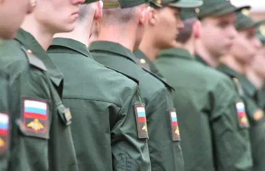 Правительство поддержало законопроект, позволяющий направлять срочников на службу в пожарные подразделения МЧС для тушения пожаров и аварийно‑спасательных работ — в ведомстве рассчитывают привлечь до 5 тыс. новобранцев.