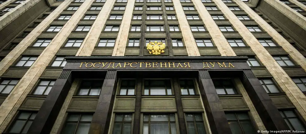 Нижняя палата приняла поправки в Налоговый кодекс, которые корректируют схему выплат демпфера, расширяют перечень продаж для расчёта биржевых нормативов и вводят механизм компенсаций для импортного дизельного топлива. Ожидается, что меры помогут увеличить предложение топлива и снизить ценовые колебания.