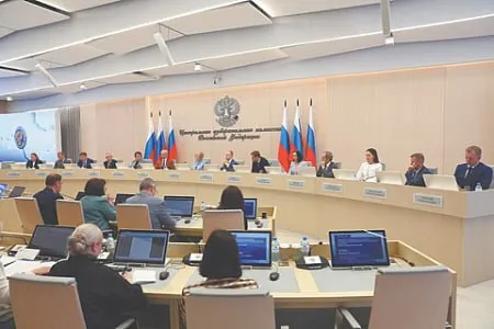 В проекте постановления Центризбиркома, которое планируется принять 20 июля, говорится о намерении вычеркнуть ряд кандидатов из списка «Яблоко». По закону при выбытии четверти списка партия может быть снята с выборов; уже фиксируются штрафы, задержания и обыски.