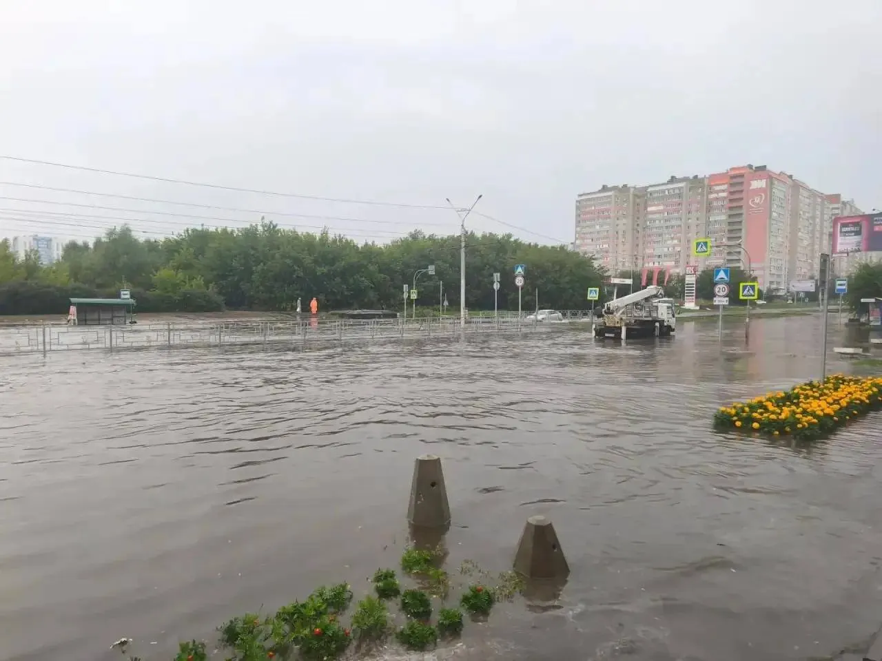 Участок улицы Попова между 280-летия Барнаула и Павловским трактом временно закрывали из‑за сильного дождя. Общественный транспорт и автомобили вернулись к обычным схемам, за ситуацией следили ГИБДД и коммунальные бригады.
