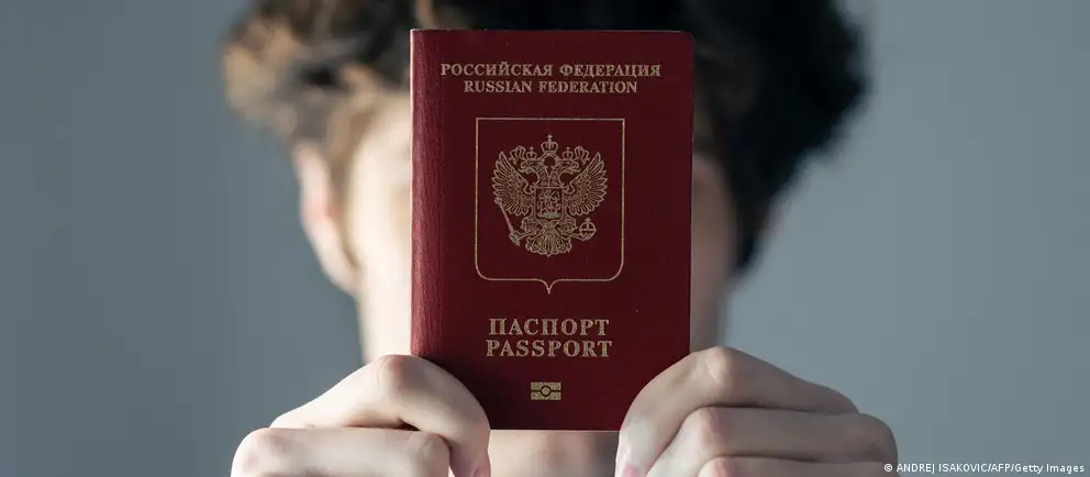 После возражений Франции и Италии Евросоюз пересмотрел исходный проект запрета на въезд: ограничения теперь предполагается вводить только для лиц, непосредственно участвовавших в боевых действиях в Украине, и только в отношении краткосрочных виз.