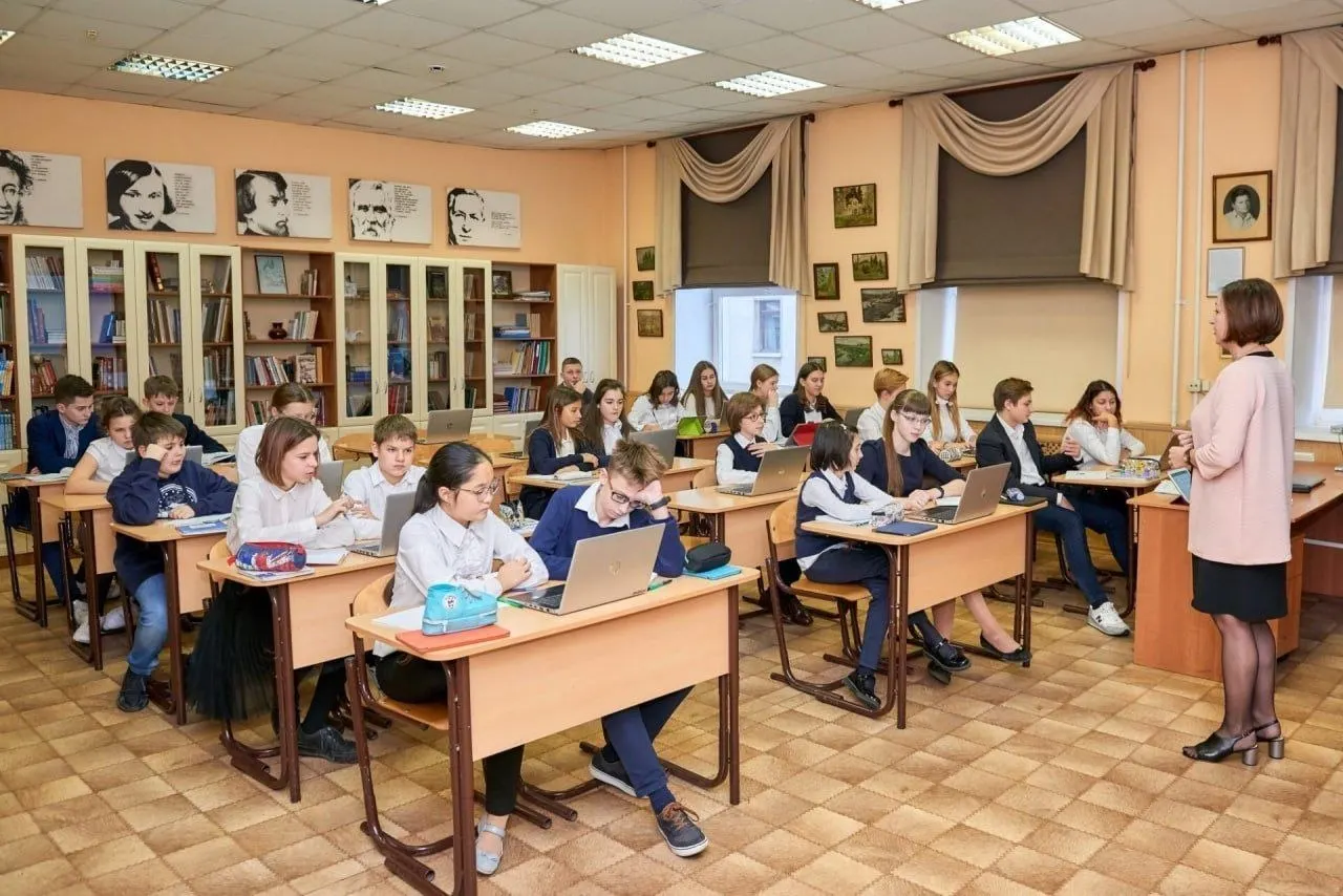 Указ закрепляет особый статус профессии, гарантии профессионального развития, бесплатную юридическую помощь, наставничество для новичков и другие льготы для педагогов по всей стране.