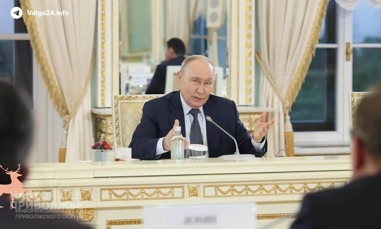 Президент заявил, что текущие проблемы на внутреннем топливном рынке временные и вызваны внешним давлением. ВВП России вырос на 0,2% за пять месяцев и на 0,3% в мае.
