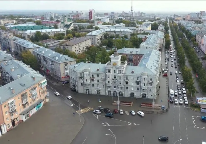 Празднование пройдёт на площади Свободы, улице Мало‑Тобольской и в Центральном парке: в программе — концерты, ярмарка алтайских производителей, спортивные соревнования, мастер‑классы и фестиваль национальных культур. Темой выбран Год единства народов России.