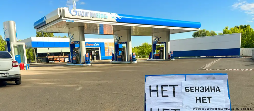 По данным Росстата, индекс выпуска нефтепродуктов в июне упал на 21,8% в годовом выражении. Цены продолжают расти, власти говорят о частичной стабилизации, эксперты связывают дефицит с ударами по перерабатывающим мощностям.