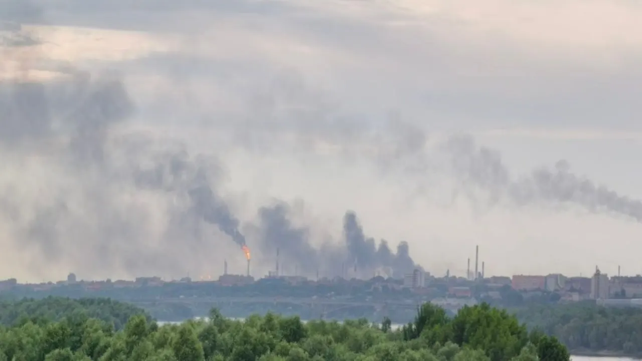 В Омской области сообщили о налёте беспилотников и возгорании на Омском нефтеперерабатывающем заводе. В регионе введён режим воздушной угрозы и ограничено авиасообщение.