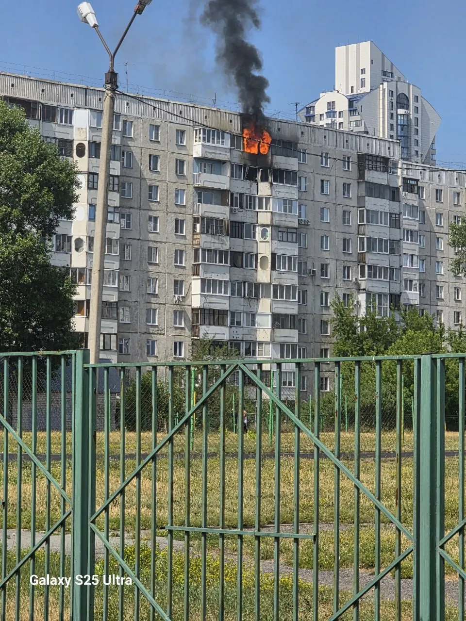 В Барнауле на улице Папанинцев загорелись два балкона на девятом этаже десятиэтажного дома. Площадь пожара составила около 20 м²; жильцов эвакуировали, пострадавших нет.