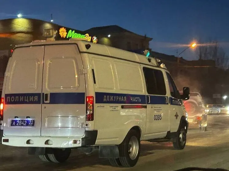 Дорожная полиция остановила машину, изъяла подозрительное иностранное удостоверение и направила его на экспертизу. Документ признали поддельным, возбуждено уголовное дело, водителю назначена подписка о невыезде.