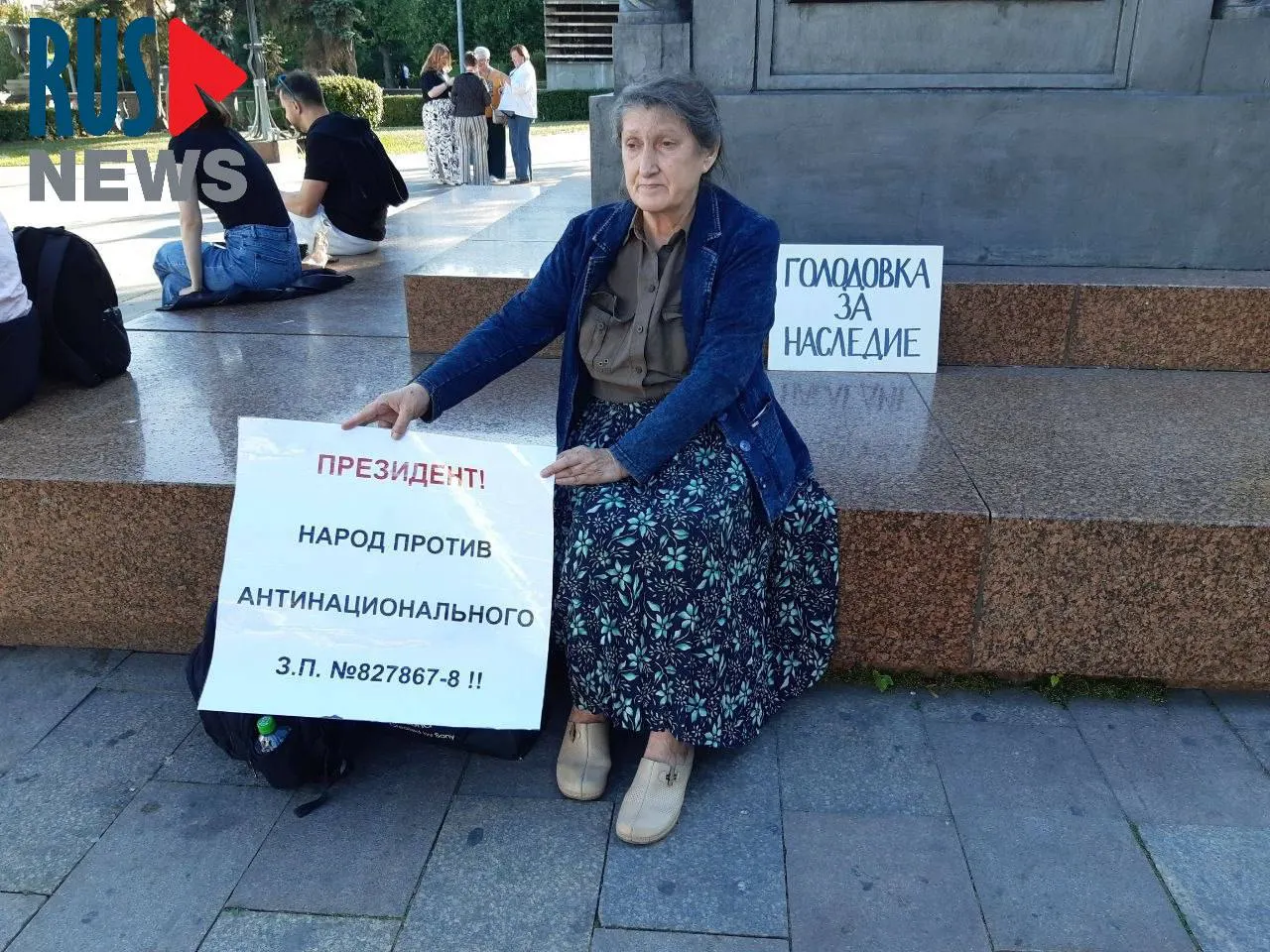 Председатель новосибирского отделения ВООПИК объявила голодовку у памятника Кириллу и Мефодию в знак протеста против законопроекта о передаче региональным властям права исключать объекты наследия из реестра; спустя час её задержала полиция.