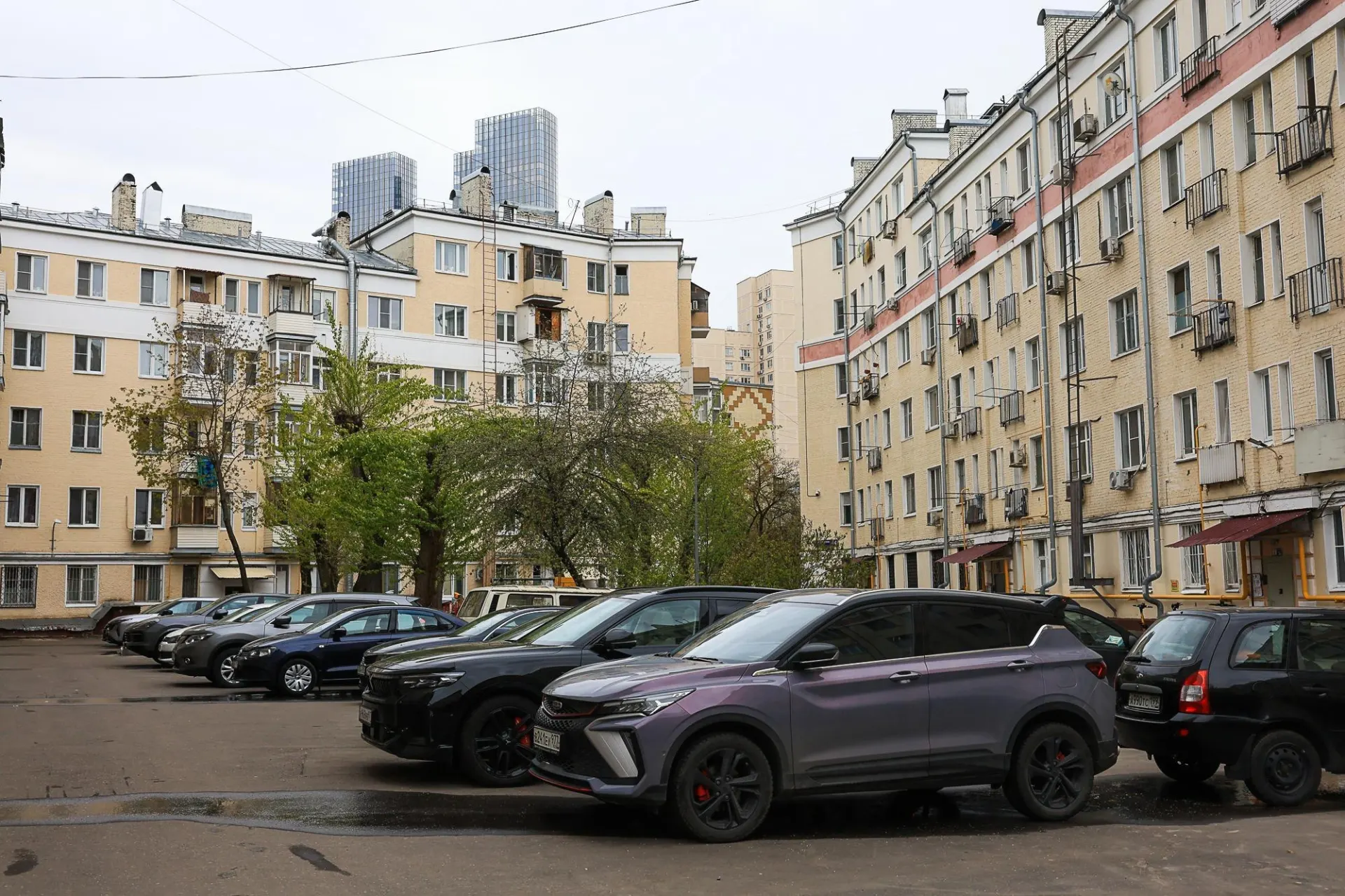 Владельцы автомобилей по всей стране получают массовые уведомления от таможни о начислении утильсбора задним числом — суммы иногда в несколько раз превышают цену машины. Рассказываем возможные причины и даём практические рекомендации.