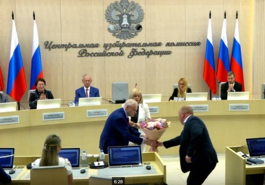 На заседании ЦИК единогласно зарегистрировали списки «Справедливой России», вручили Сергею Миронову удостоверение кандидата, приняли Давида Губаря с правом совещательного голоса и утвердили 43 финансовых уполномоченных «Яблока» в 42 регионах.