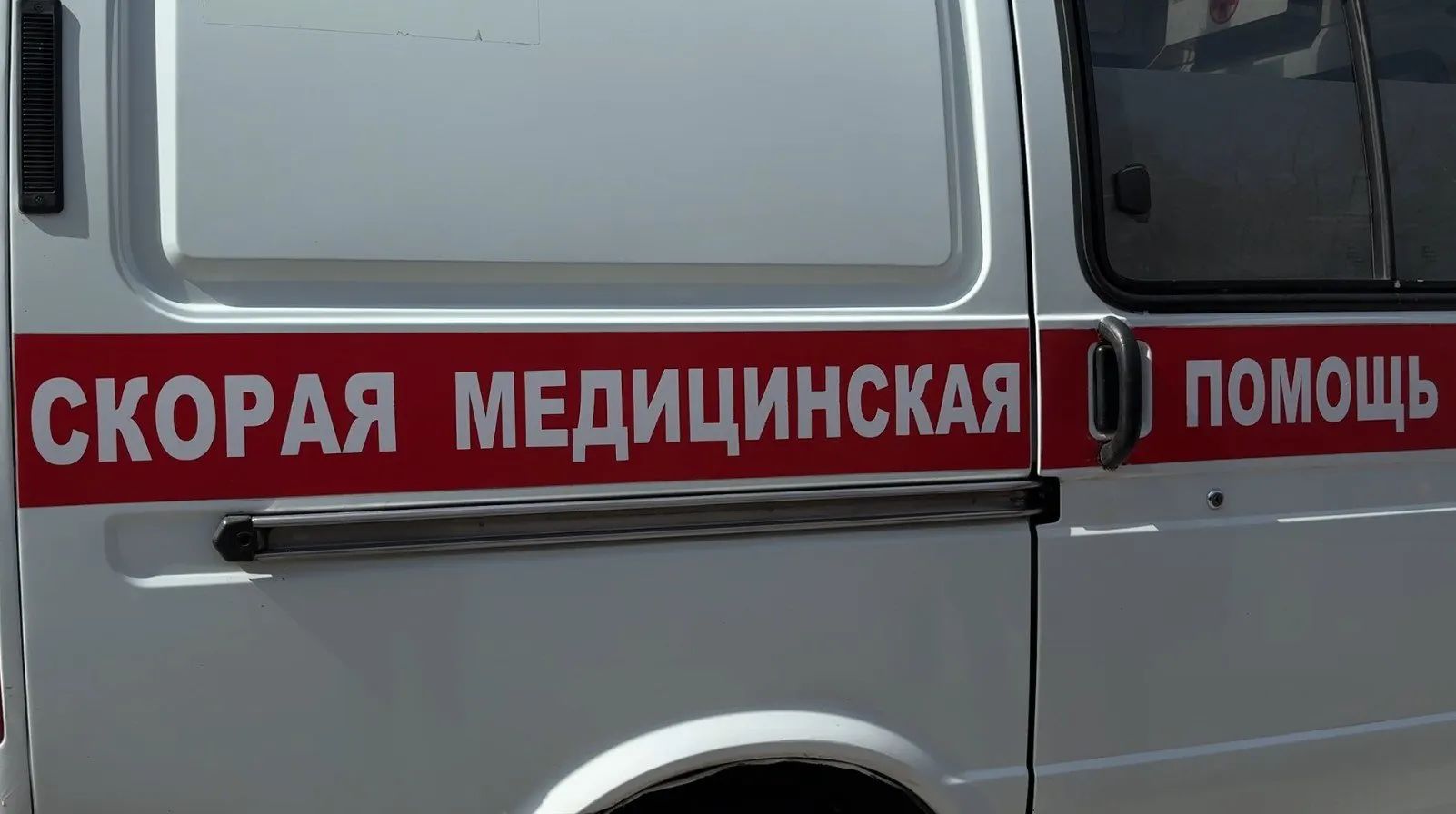 Власти региона договорились с сетями АЗС и организовали дополнительные поставки топлива, чтобы машины скорой, МЧС, полиции, коммунальных служб и общественного транспорта заправлялись приоритетно.