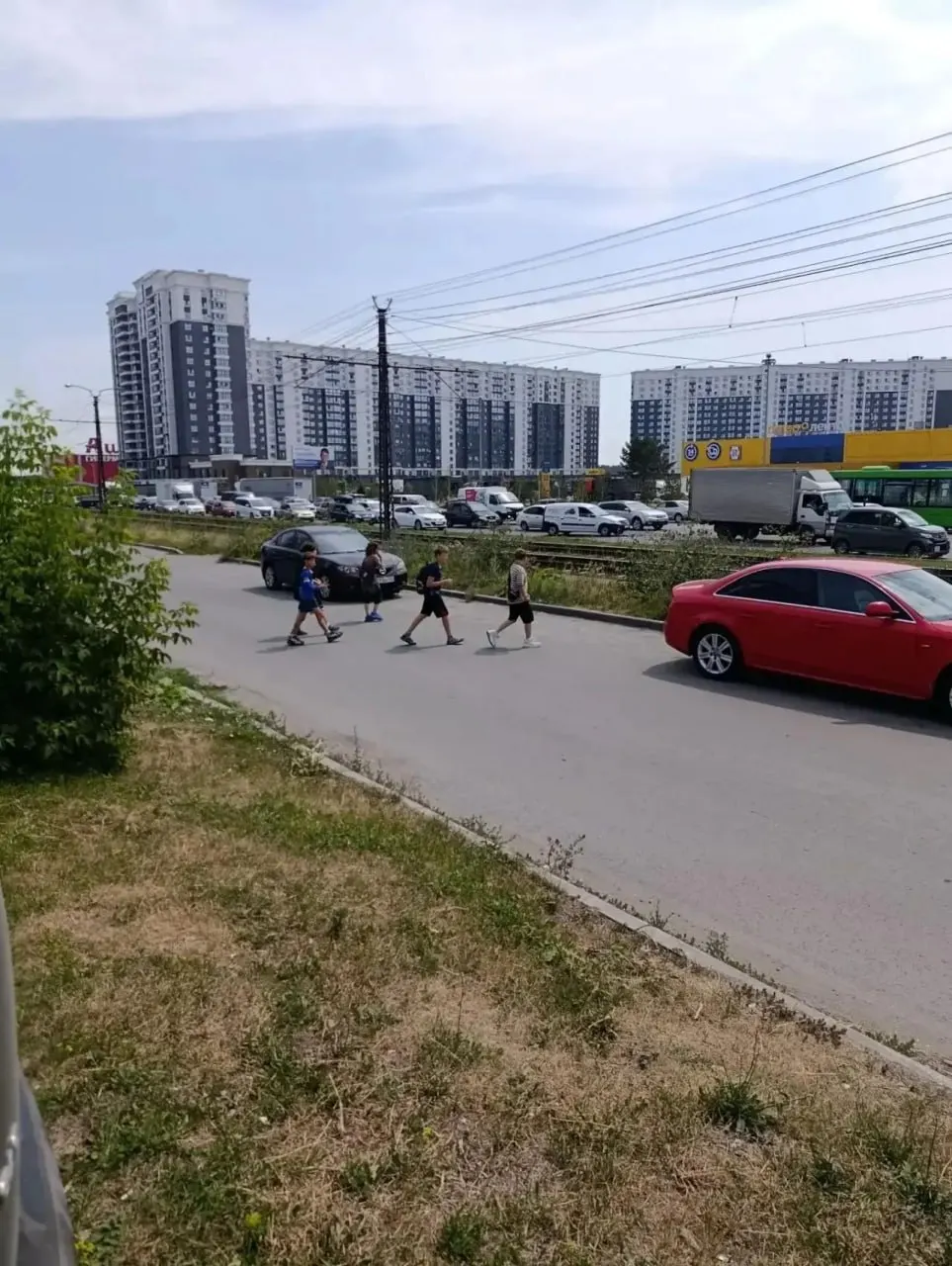 В Индустриальном районе группа подростков подошла к стоящему трамваю и попыталась ухватиться за его элементы. Взрослые вмешались, полиция предупреждает о серьёзной опасности такого поведения и просит родителей быть бдительными.