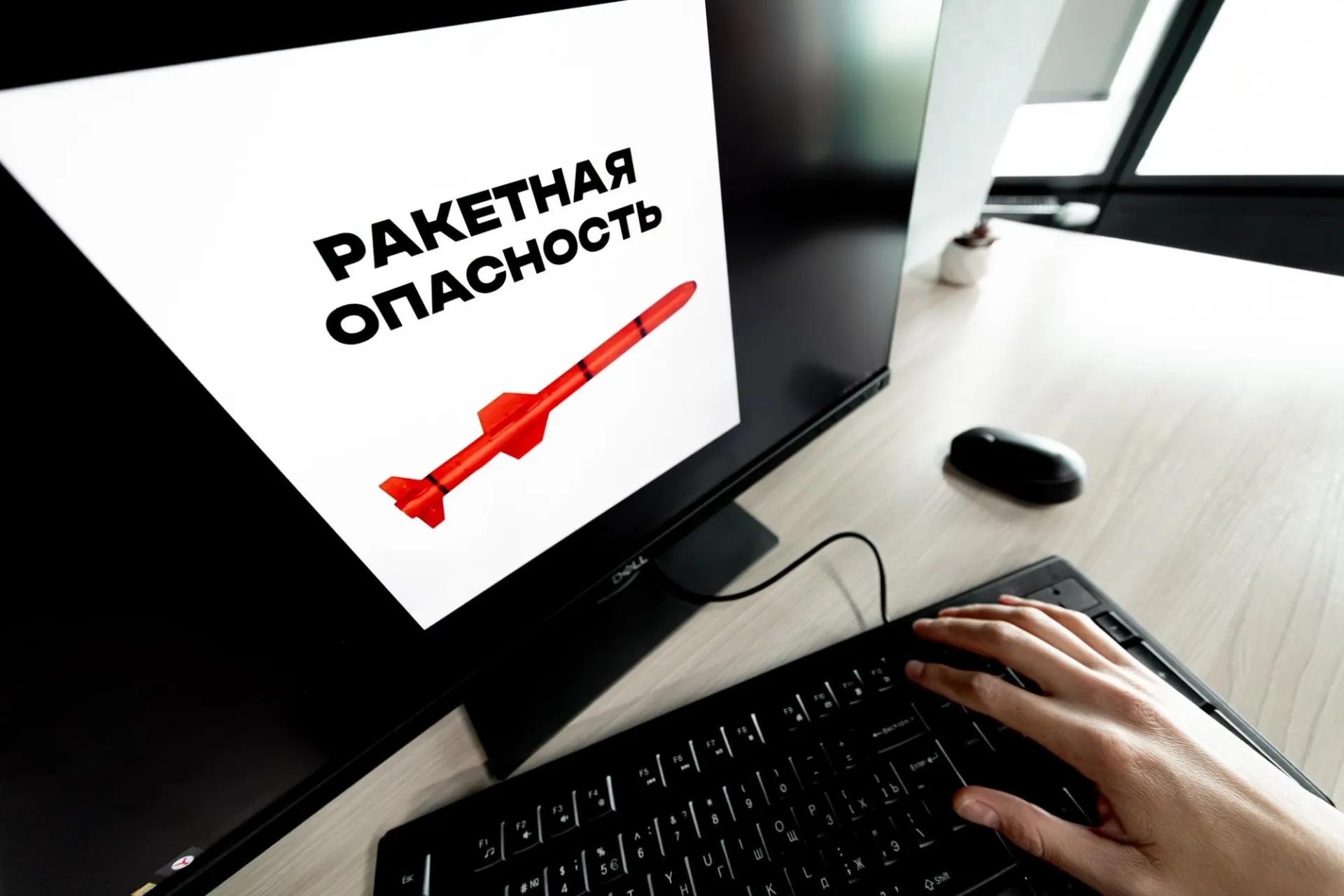В ряде регионов, включая Воронежскую область, объявили воздушную тревогу. Жителям советуют соблюдать меры предосторожности и следить за официальными сообщениями.