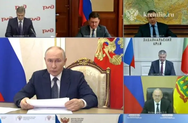 На видеосовещании с правительством обсуждали надежность работы топливного и транспортного комплексов: предложено строить малые НПЗ и увеличивать импорт топлива, президент поддержал ускоренное привлечение малого и среднего бизнеса и меры по субсидированию закупок.