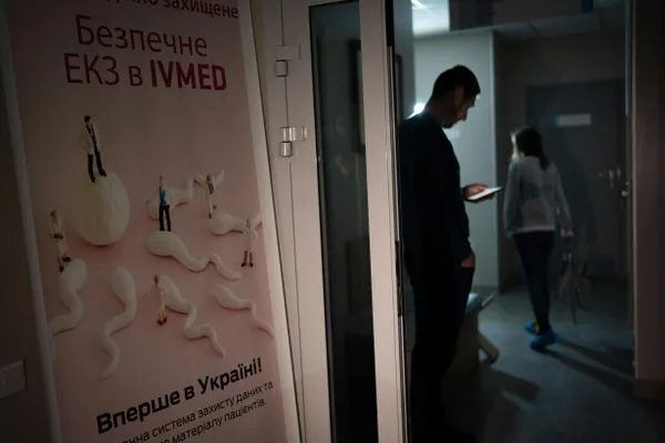 Депутаты приняли поправки, которые гарантируют бесплатное применение вспомогательных репродуктивных технологий (включая ЭКО) для жен участников и инвалидов боевых действий и для вдов, не вступивших в повторный брак в течение пяти лет.