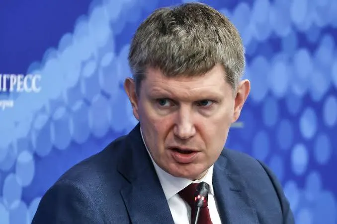 Минэкономразвития утвердило правило: гостиницы с номерным фондом более 50 номеров должны принимать постояльцев при подтверждении личности через официальный мессенджер, даже при отсутствии у них документов. Отелям окажут помощь IT‑партнёры в подключении систем и обучении персонала.