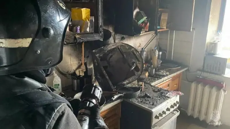 25 июля в квартире на пятом этаже на улице Крупской загорелась мебель. Из задымлённой квартиры спасли пятерых взрослых, ещё 30 жильцов (в том числе 10 детей) покинули дом самостоятельно. Пострадавших нет.
