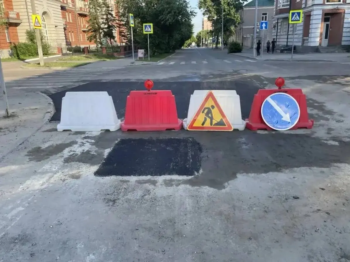 Заменён участок труб диаметром 225 мм длиной 260 м, после работ восстановили асфальт и благоустройство у пересечения с Социалистическим проспектом; движение по проспекту открыто.