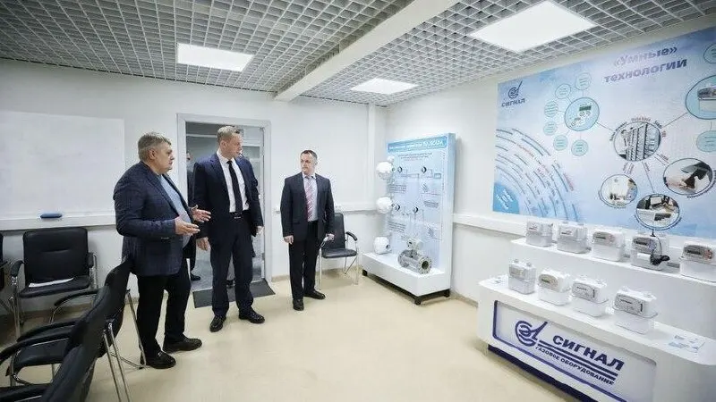 В 21-м пакете санкций ЕС предприятие «Сигнал» названо производителем комплектующих для вооружений и авиационной промышленности, в том числе участником создания оптико‑электронной системы наведения «Отблеск‑У» для ракет Х‑101; всего в пакете — 48 физических лиц и 170 организаций.